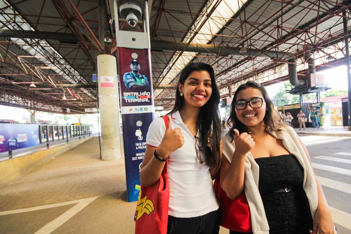 Duas estudantes, Lívia Sepulvedo e Diana Gobi elogiam medidas de segurança adotadas pelo Governo de Goiás para proteger usuários do transporte coletivo em Goiânia.