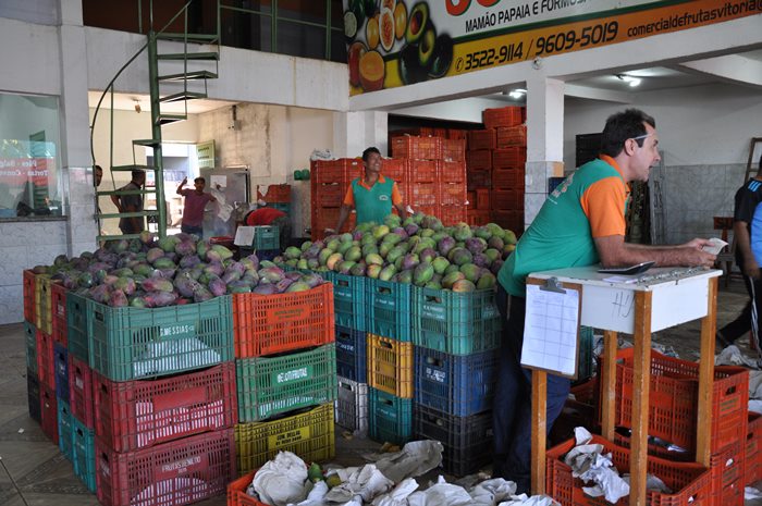 Caixas com mangas sendo comercializadas na Ceasa-Go.