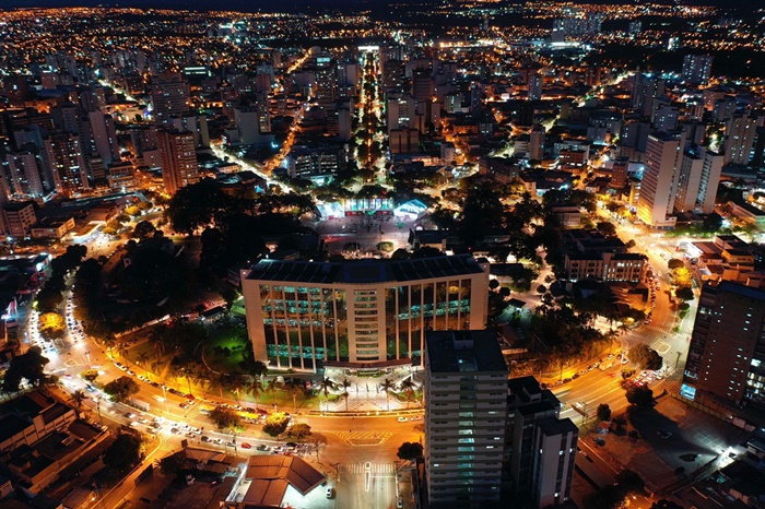 Centro de Goânia em imagem aérea  panorâmica noturna.