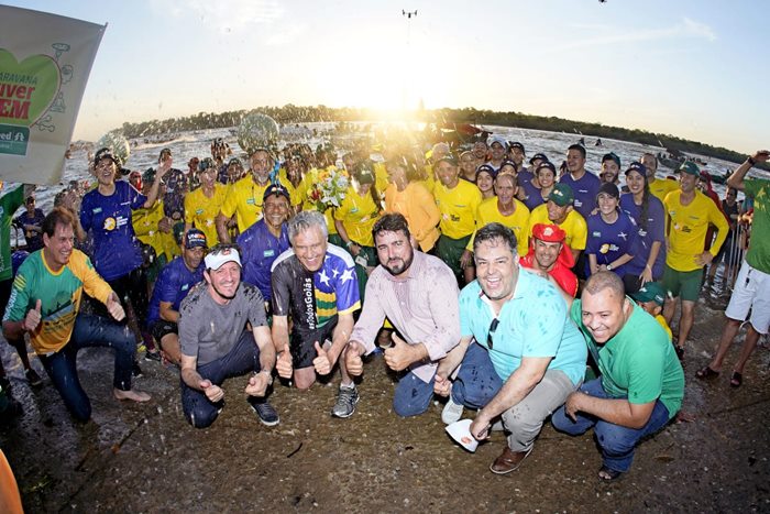 Caiado com os atletas da Caminha Ecológica às margens do Rio Araguaia, ao final da caminhada.