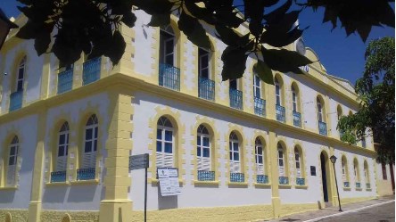 Imagem diurna do antigo prédio do fórum da comarca de Goiás Desembargador Emílio Francisco Póvoa, atual Centro de Memória e Cultura do Poder Judiciário Goiano.