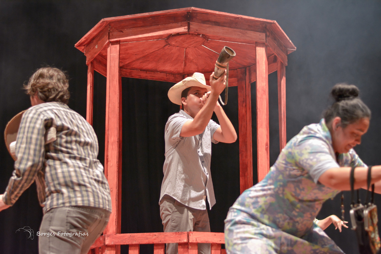 Atores da Cia Rhema apresentando o espetáculo teatral: Nabuco, que retrata a vida no campo.
